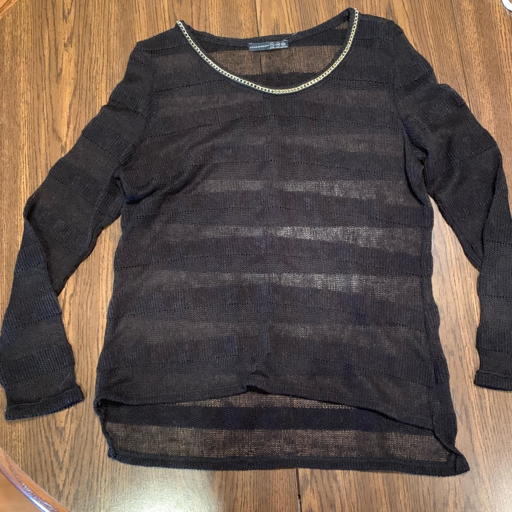 Balck atmosphere long sleeve with gold collar